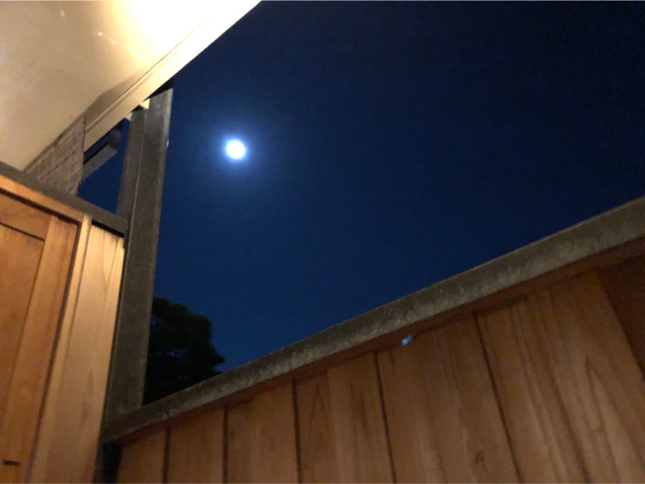 渡月スイートの露天風呂からの月夜