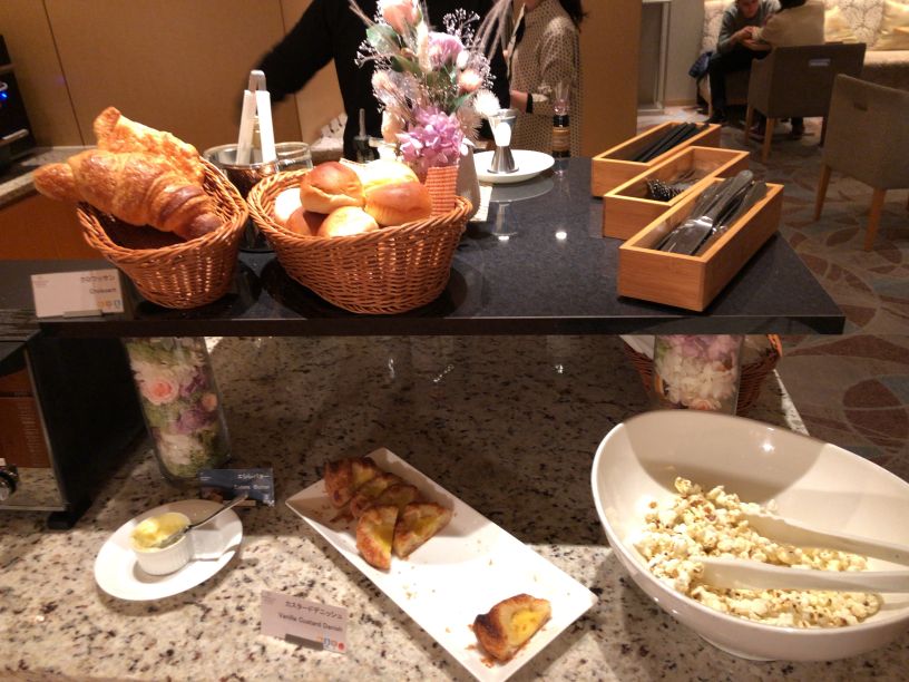 ラウンジのカクテルタイムの軽食