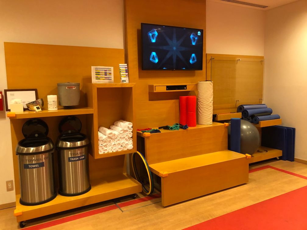 フィットネスのTVと水やタオルなど備品