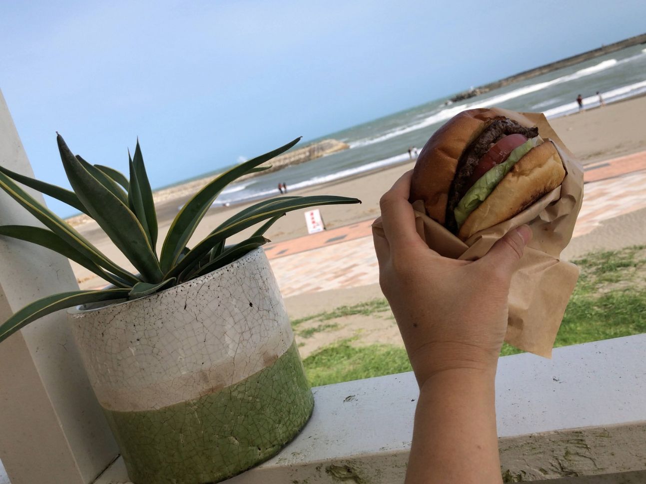 海辺でハンバーガー