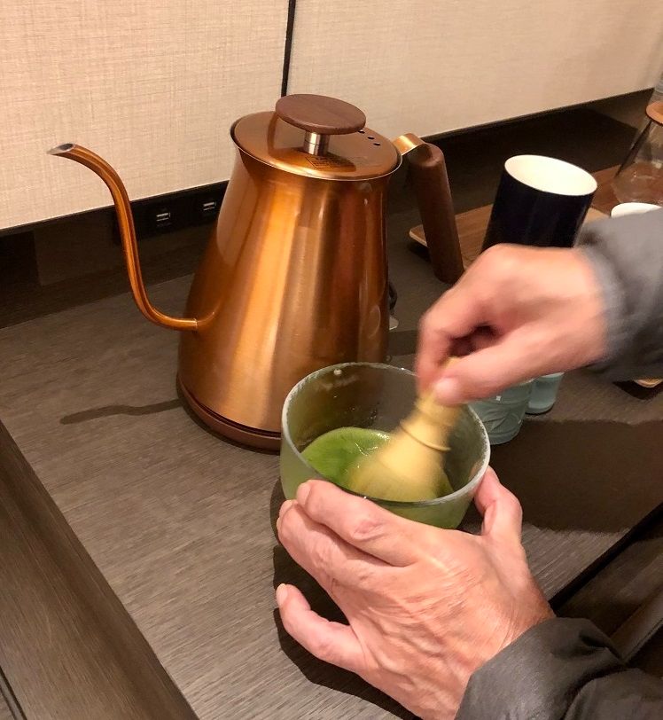メズム東京で抹茶を立てる