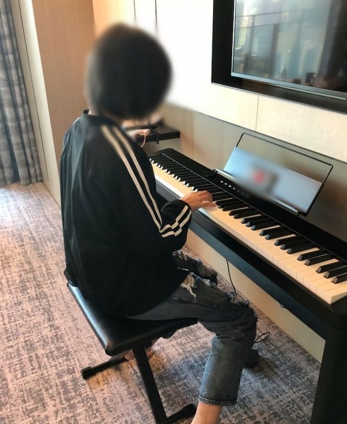 メズム東京のピアノを弾く